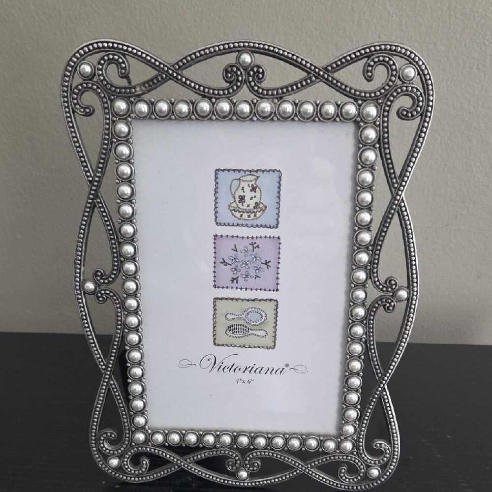 Elegant Silver Photo Frame with Pearl Accents